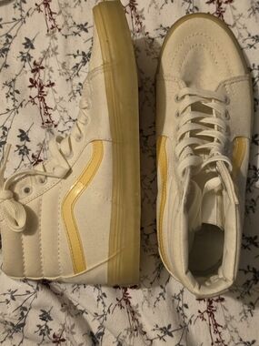 Vans Sk8-Hi Sneakers in Cream with Yellow Stripe